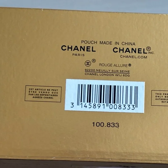 CHANEL White and Gold cosmetic bag - Picture 8 of 8